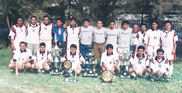Cosmos Vázquez en el Campo 5 recibiendo trofeos y reconocimientos por el 6° Lugar de la Copa México de entre 10,000 participantes