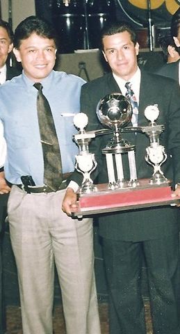 Rafael Sokey y el Arbitro Internacional Armando Archundia recibiendo el trofeo de campeón de campeones 1997