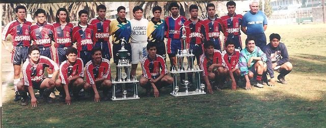 COSMOS VAZQUEZ en el campo 35 con sus trofeos de campeones 1992-1993 
