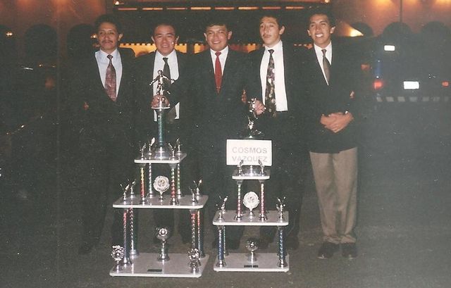 Toño Suarez, Ricardo y Rafael Sokey, Javier Suarez y Jesús Ocegueda en el estacionamiento del Casino Militar con nuestros dos primeros trofeos de campeón.