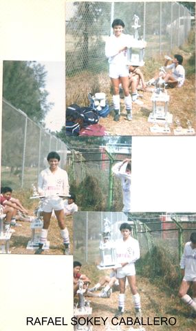 Rafael Sokey con trofeos de la Temporada 1989-1990